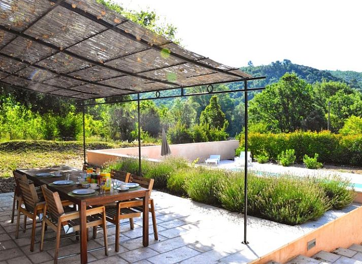 Ontspan op het terras van Villa Mouillieres in Allemagne-en-Provence, vakantiehuis met zwembad, omgeven door groene natuur.