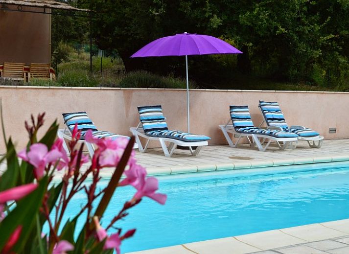Ontspan op het terras van Villa Mouillieres in Allemagne-en-Provence, vakantiehuis met zwembad, omgeven door groene natuur.