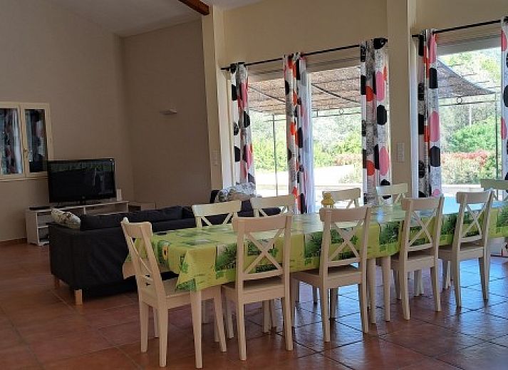 Ontspan op het terras van Villa Mouillieres in Allemagne-en-Provence, vakantiehuis met zwembad, omgeven door groene natuur.