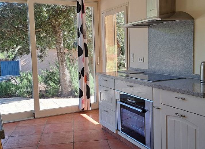Ontspan op het terras van Villa Mouillieres in Allemagne-en-Provence, vakantiehuis met zwembad, omgeven door groene natuur.