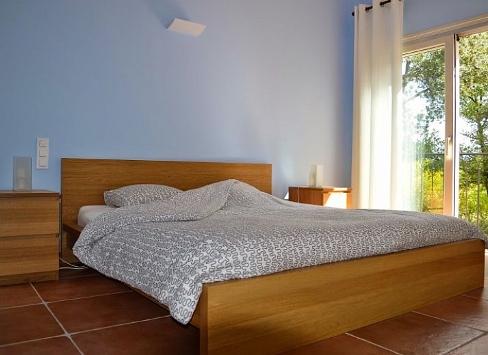 Ontspan op het terras van Villa Mouillieres in Allemagne-en-Provence, vakantiehuis met zwembad, omgeven door groene natuur.