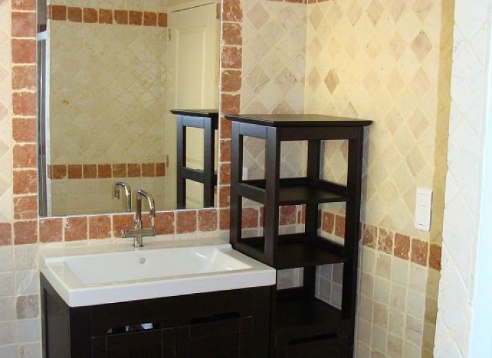 Ontspan bij het zwembad van Villa Mouillieres, een vakantiehuis in Allemagne-en-Provence, Provence met comfortabele ligstoelen.