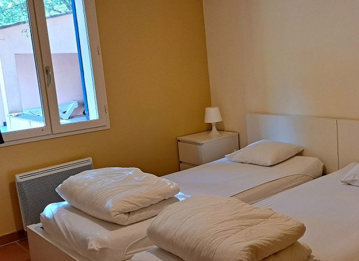 Ontspan bij het zwembad van Villa Mouillieres, een vakantiehuis in Allemagne-en-Provence, Provence met comfortabele ligstoelen.