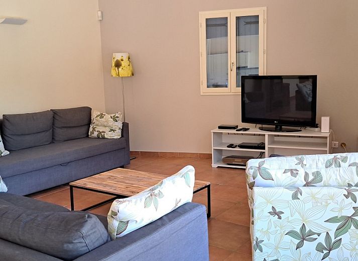 Ontspan bij het zwembad van Villa Mouillieres, een vakantiehuis in Allemagne-en-Provence, Provence met comfortabele ligstoelen.