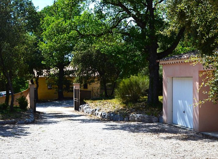Ontspan bij het zwembad van Villa Mouillieres, een vakantiehuis in Allemagne-en-Provence, Provence met comfortabele ligstoelen.