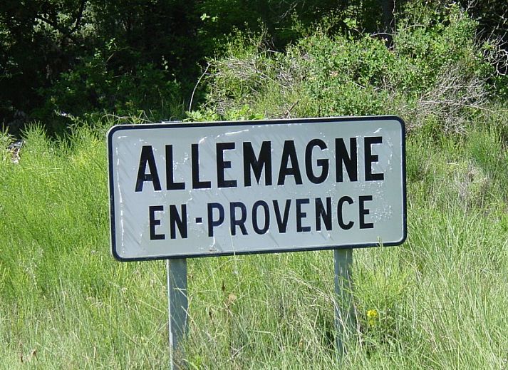 Ruime woonkamer van Villa Mouillieres, vakantiehuis in Allemagne-en-Provence, met uitzicht op het zwembad en de groene omgeving.