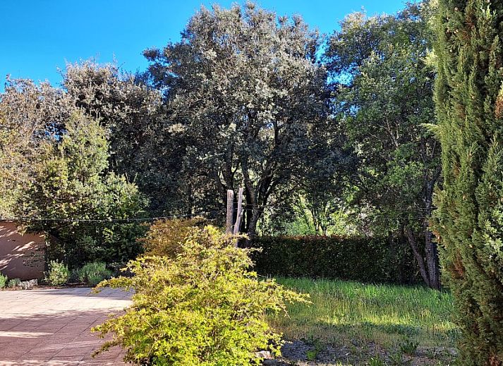 Moderne keuken in Villa Mouillieres, een vakantiehuis in Allemagne-en-Provence, met uitzicht op de groene omgeving van de Provence.