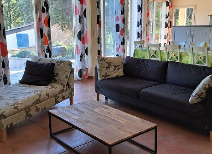 Moderne keuken in Villa Mouillieres, een vakantiehuis in Allemagne-en-Provence, met uitzicht op de groene omgeving van de Provence.