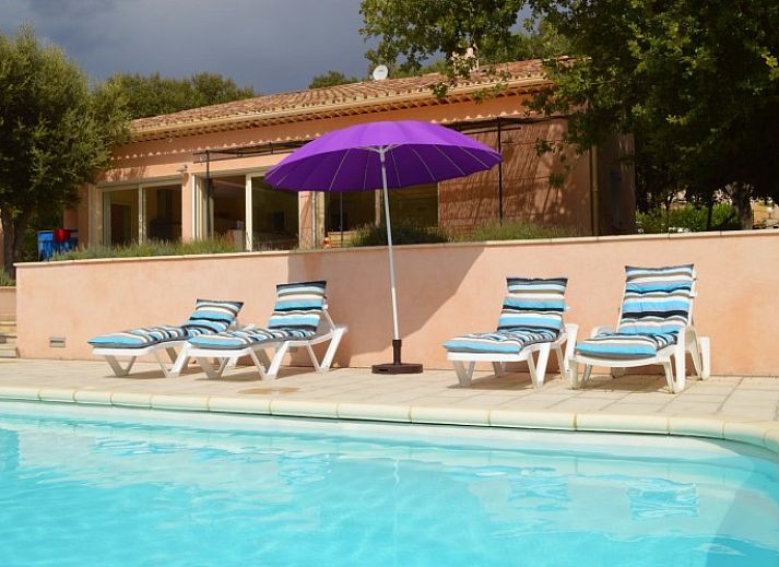 Moderne keuken in Villa Mouillieres, een vakantiehuis in Allemagne-en-Provence, met uitzicht op de groene omgeving van de Provence.