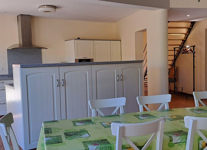 Ontspan in de ruime slaapkamer van Villa Mouillieres in Allemagne-en-Provence, een charmant vakantiehuis in de Provence, Frankrijk.