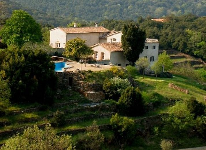 Ontdek KLEIN KLOOSTERTJE, een charmant vakantiehuis in Nimes, Languedoc/Roussillon, omgeven door authentieke stenen architectuur.