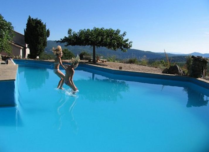 Ontspan in de tuin van vakantiehuis KLEIN KLOOSTERTJE in Nimes, Languedoc, omgeven door weelderige natuur en rustieke charme.