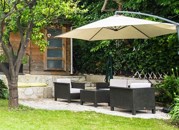 Geniet van de prive tuin van Elegant apartment in Nice, Provence, met een uitnodigend terras omringd door groene natuur.