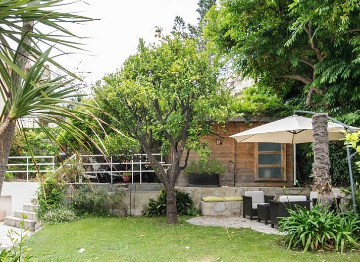 Geniet van de prive tuin van Elegant apartment in Nice, Provence, met een uitnodigend terras omringd door groene natuur.