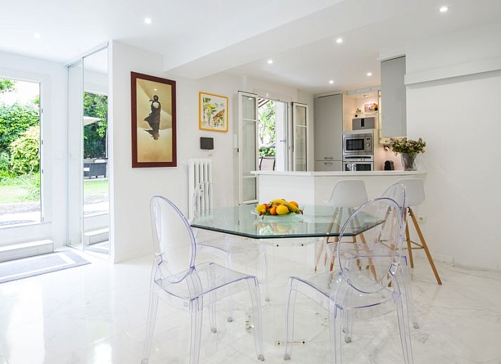 Geniet van de prive tuin van Elegant apartment in Nice, Provence, met een uitnodigend terras omringd door groene natuur.