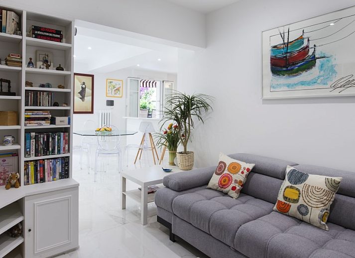 Elegant apartment in Nice, Provence met prive tuin en comfortabele lounge onder parasol.