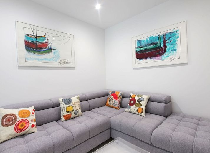 Elegant apartment in Nice, Provence met prive tuin en comfortabele lounge onder parasol.