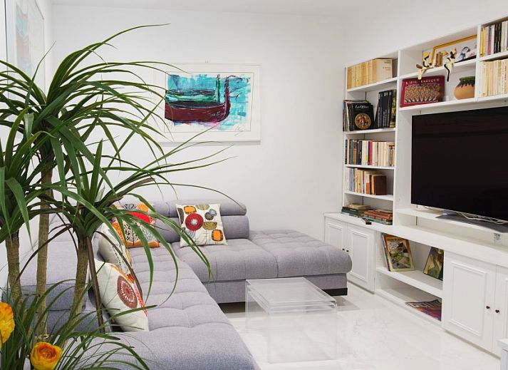 Elegant apartment in Nice, Provence met prive tuin en comfortabele lounge onder parasol.