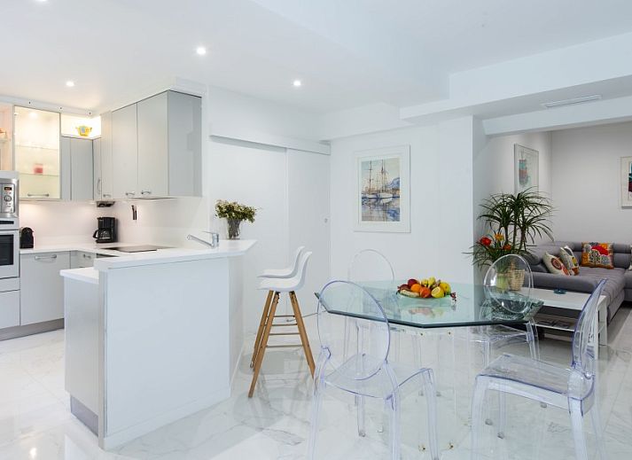 Elegant apartment in Nice, Provence met prive tuin en comfortabele lounge onder parasol.