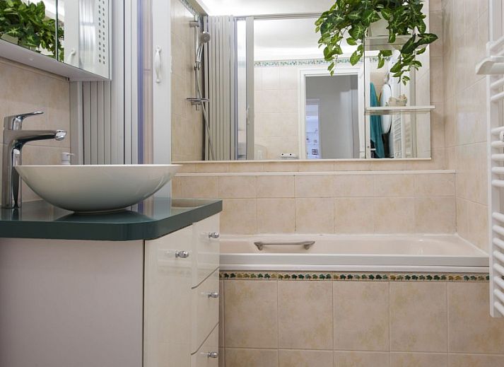 Elegant apartment in Nice met moderne keuken en zicht op prive tuin, ideaal gelegen op 2 minuten van de haven in Provence / Cote d'Azur.