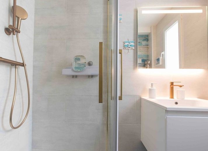 Elegant apartment in Nice met moderne keuken en zicht op prive tuin, ideaal gelegen op 2 minuten van de haven in Provence / Cote d'Azur.