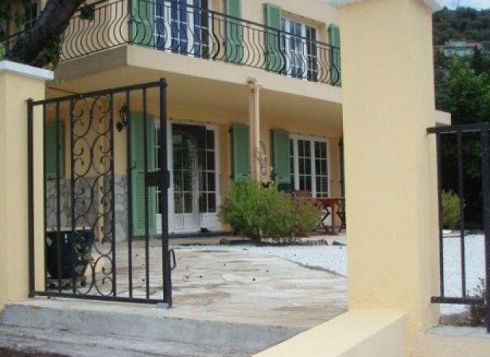 Villa Leda in Tourrette-Levens, Provence, vakantiehuis met zonnig terras en prachtig uitzicht op de heuvels.