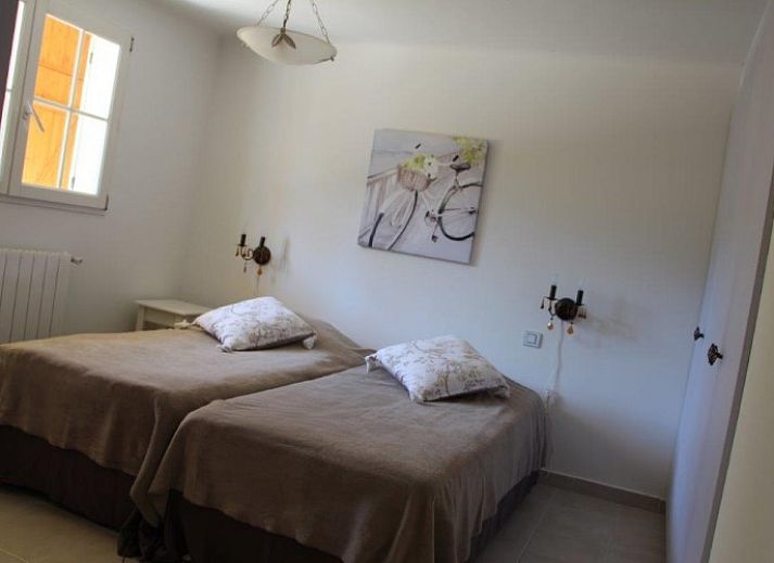 Ontspan bij het zwembad van Villa Leda, een vakantiehuis in Tourrette-Levens, Provence, omgeven door de serene natuur van de Cote d'Azur.