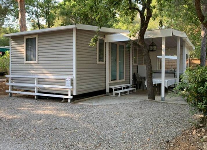 Campingchalet Grande 515 in Roquebrune-sur-Argens, Provence, biedt een charmante stacaravanervaring te midden van de serene natuur.