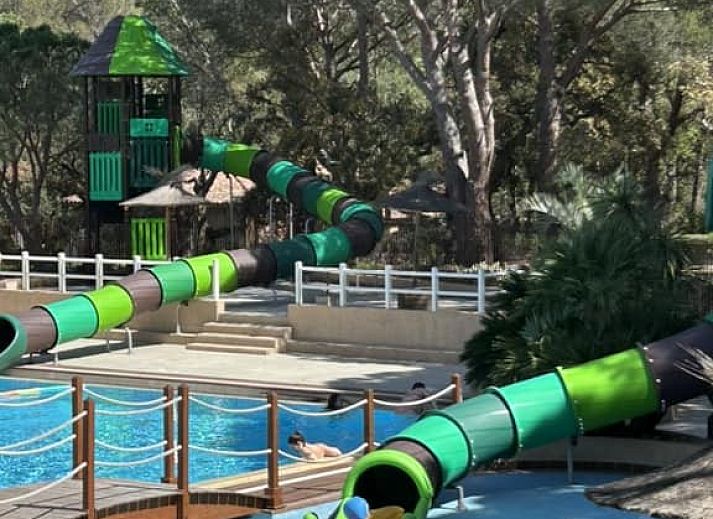 Campingchalet Grande 515 in Roquebrune-sur-Argens, Provence, biedt een charmante stacaravanervaring te midden van de serene natuur.