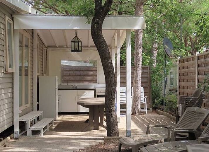 Campingchalet Grande 515 in Roquebrune-sur-Argens, Provence, biedt een charmante stacaravanervaring te midden van de serene natuur.
