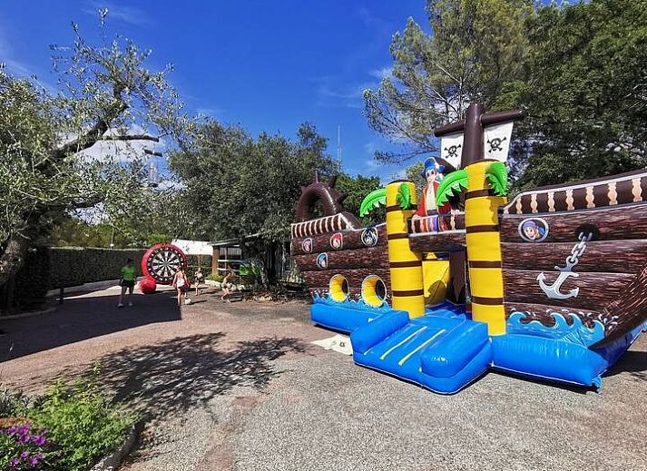 Campingchalet Grande 515 in Roquebrune-sur-Argens, Provence, biedt een charmante stacaravanervaring te midden van de serene natuur.