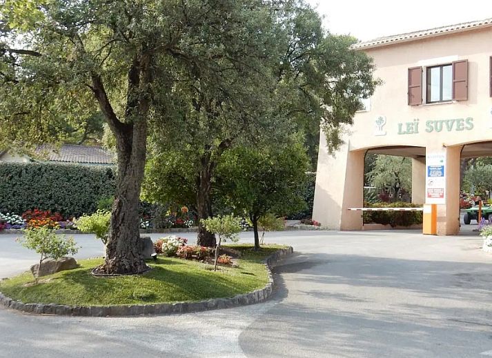 Geniet van het zwembad en de glijbanen bij Campingchalet Grande 515 in Roquebrune-sur-Argens, een idyllische plek in de Cotes d'Azur.