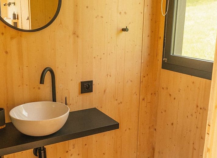 Huisje in Le Barroux, een charmant vakantiehuis in de Provence, omringd door groene natuur en rustieke charme.