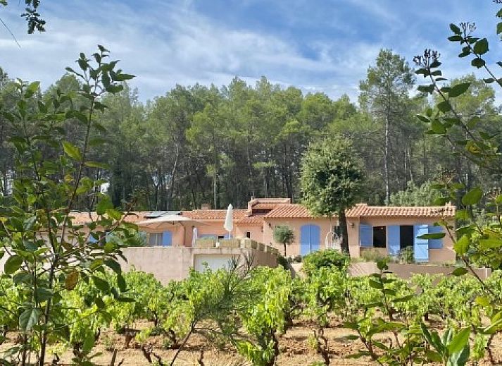 Vakantiehuis A Good Year in Lorgues, Provence, omringd door weelderige natuur en wijngaarden.