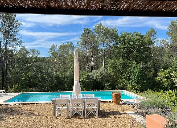 Vakantiehuis A Good Year in Lorgues, Provence, omringd door weelderige natuur en wijngaarden.