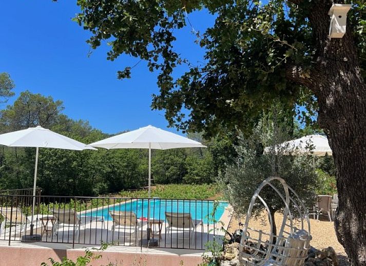 Vakantiehuis A Good Year in Lorgues, Provence, omringd door weelderige natuur en wijngaarden.