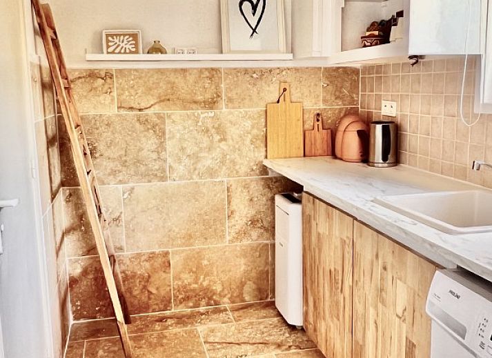 Geniet van de serene buitenruimte bij A Good Year, een vakantiehuis in Lorgues, Provence, met zwembad en terras omgeven door natuur.