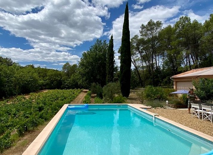 Ontspan bij het zwembad van vakantiehuis A Good Year in Lorgues, Provence, omringd door de serene natuur van de Cote d'Azur.