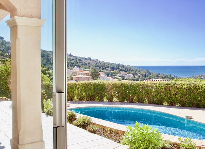 Villa La Tortue, een luxe vakantiehuis in Les Issambres, Provence, met prachtig terras en zwembad voor een ontspannen vakantie.