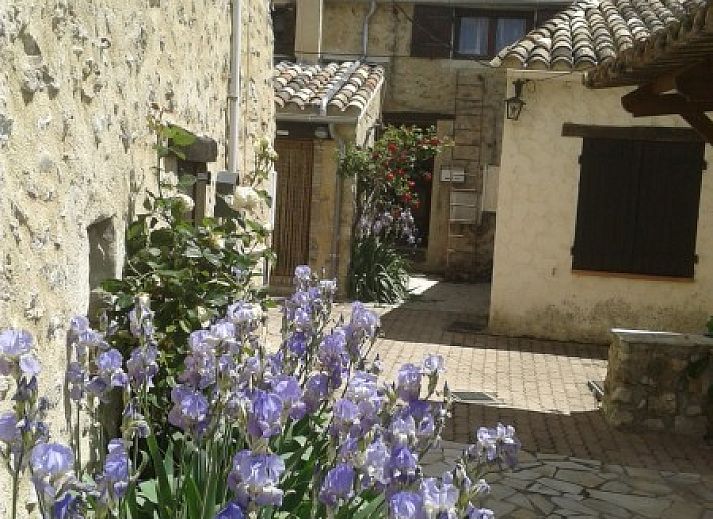 Geniet van het serene strand nabij vakantiehuis Figuier in Aiguines, Provence, omgeven door helderblauw water en groene natuur.