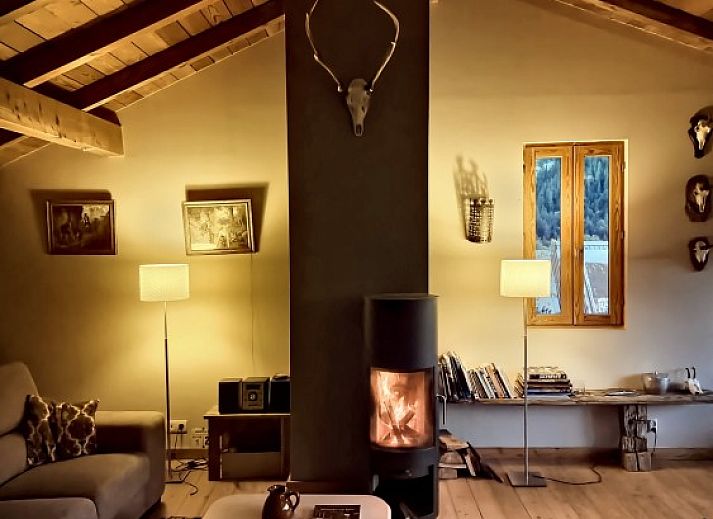 Geniet van het adembenemende bergzicht vanuit de rustieke binnenruimte van vakantiehuis La Bergerie in Allos, Provence.
