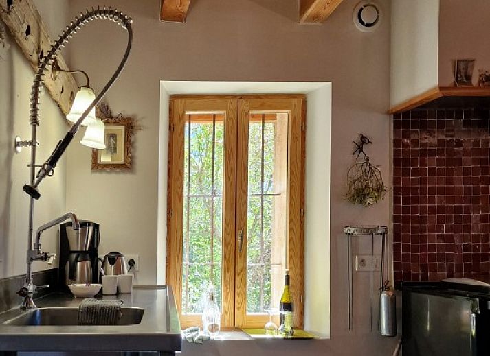 Geniet van het adembenemende bergzicht vanuit de rustieke binnenruimte van vakantiehuis La Bergerie in Allos, Provence.