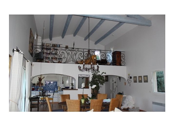 Ontspan aan het zwembad van Villa Luna, een vakantiehuis in Sainte-Maxime, Provence, omringd door natuur en zonovergoten terrassen.