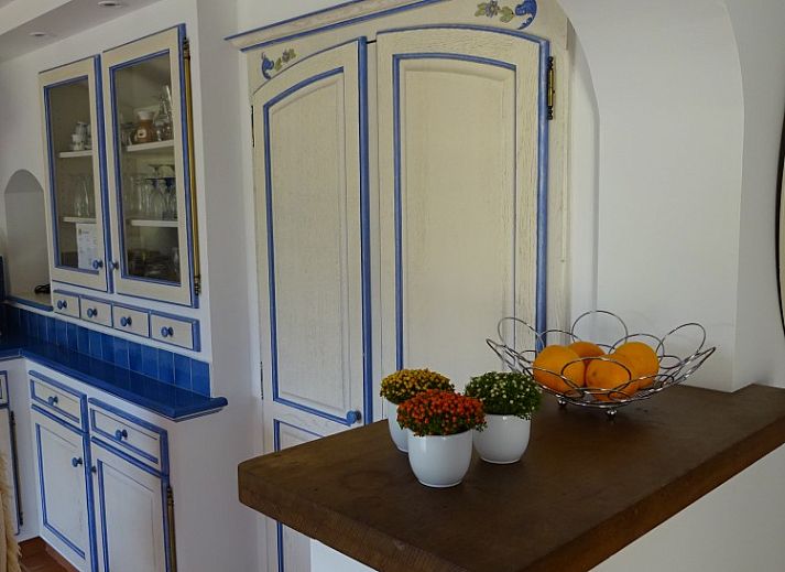 Ontspan aan het zwembad van Villa Luna, een vakantiehuis in Sainte-Maxime, Provence, omringd door natuur en zonovergoten terrassen.