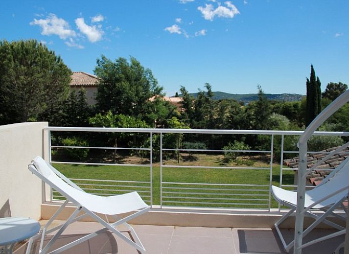 Ontspan aan het zwembad van Villa Luna, een vakantiehuis in Sainte-Maxime, Provence, omringd door natuur en zonovergoten terrassen.