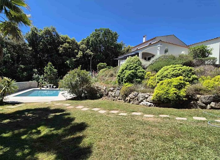 Luchtfoto van Villa Valbonne met privezwembad, gelegen in de groene omgeving van Valbonne, Provence, dicht bij Cannes.