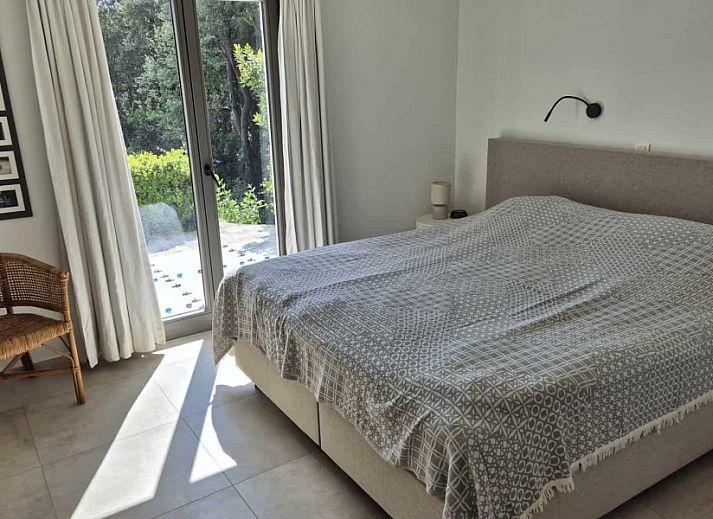 Villa Valbonne, vakantiehuis in Provence met privezwembad en groene veranda, 12 km van Cannes.