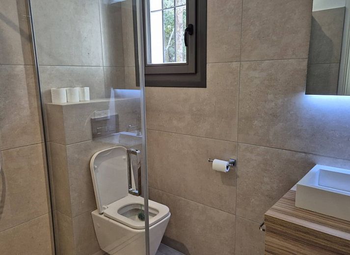Luxe badkamer in Villa Valbonne, Provence, vakantiehuis met moderne douche en dubbele wastafel.