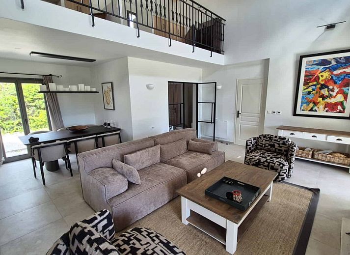 Luxe badkamer in Villa Valbonne, Provence, vakantiehuis met moderne douche en dubbele wastafel.