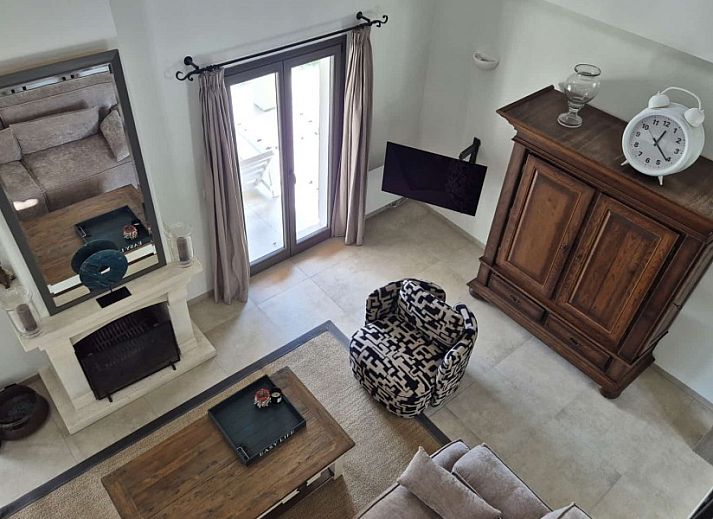 Luxe badkamer in Villa Valbonne, Provence, vakantiehuis met moderne douche en dubbele wastafel.